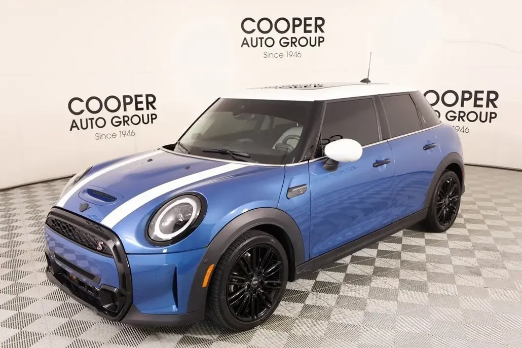 2023 Mini Cooper 4 Door Hardtop photo 1