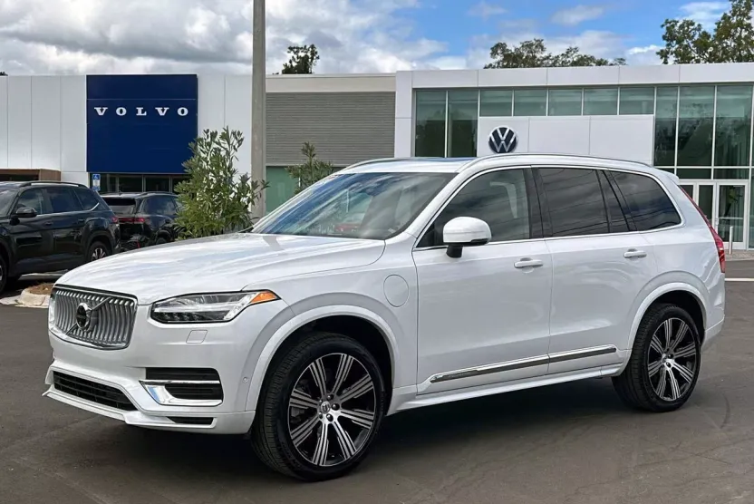 2024 Volvo XC90 T8 Plus photo 1