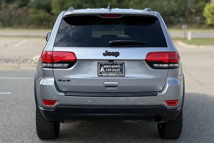 2019 Jeep Grand Cherokee Laredo photo 1