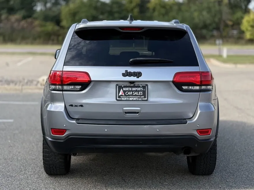 2019 Jeep Grand Cherokee Laredo photo 1