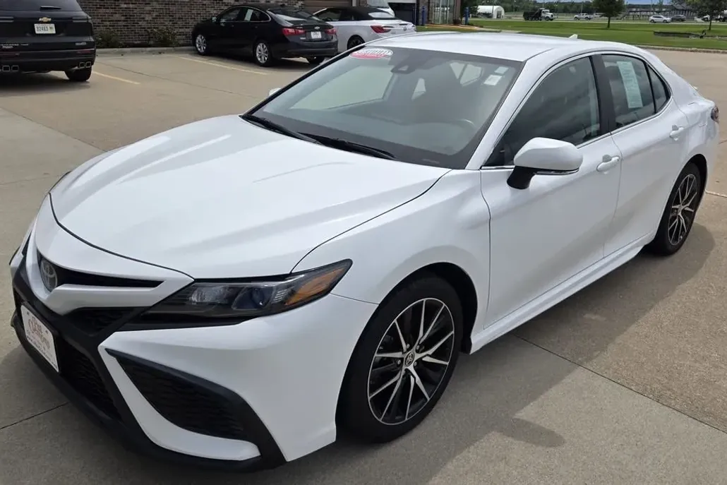 2024 Toyota Camry SE photo 1