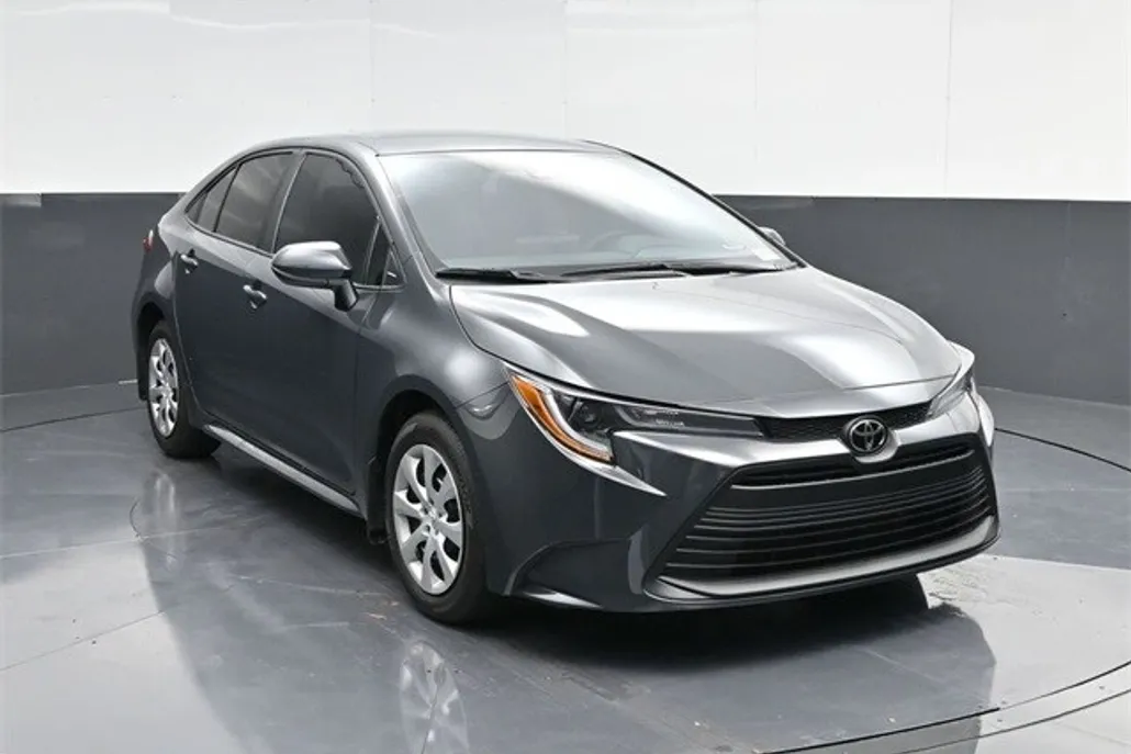 2025 Toyota Corolla LE photo 1