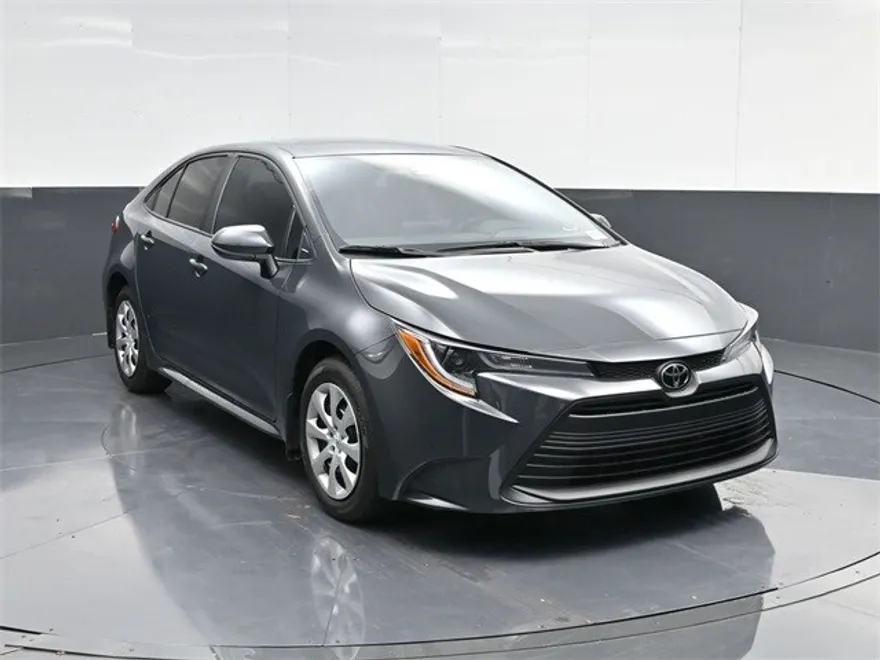2025 Toyota Corolla LE photo 1