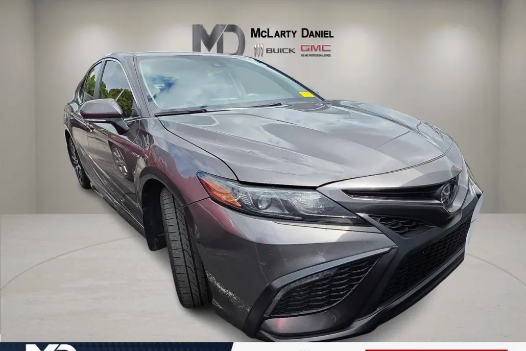 2022 Toyota Camry SE photo 1