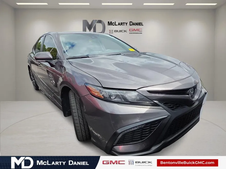 2022 Toyota Camry SE photo 1