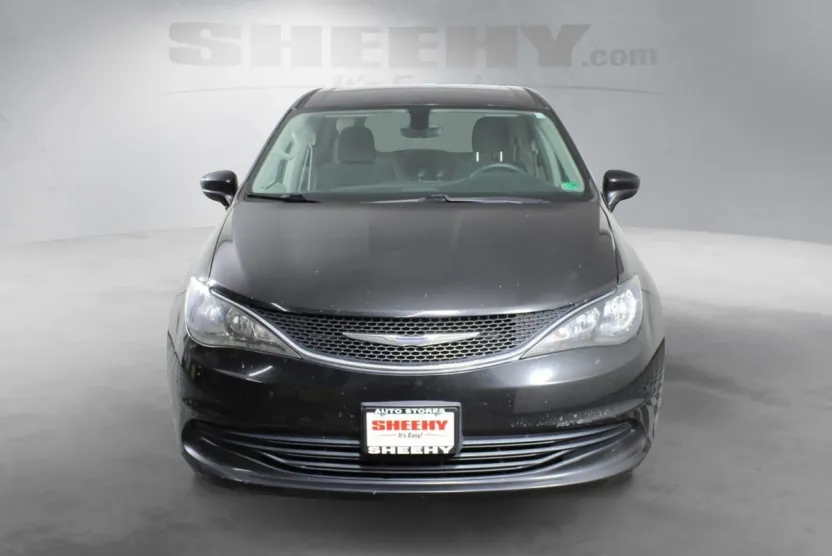 2017 Chrysler Pacifica Touring photo 1