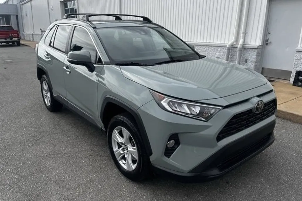 2019 Toyota RAV4 XLE photo 1