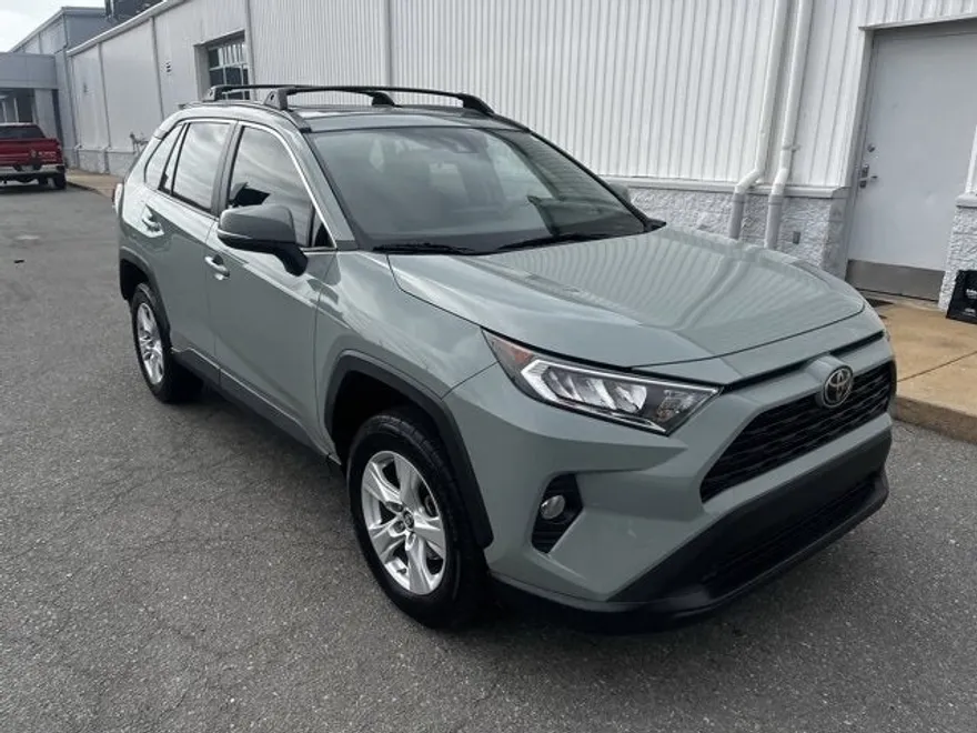 2019 Toyota RAV4 XLE photo 1
