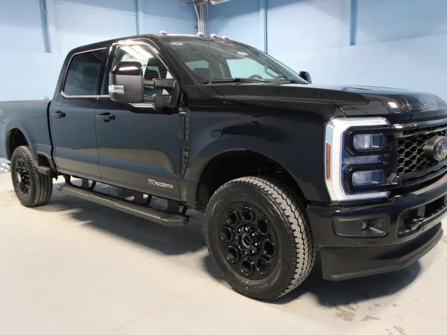 2025 Ford F-250 Lariat photo 1