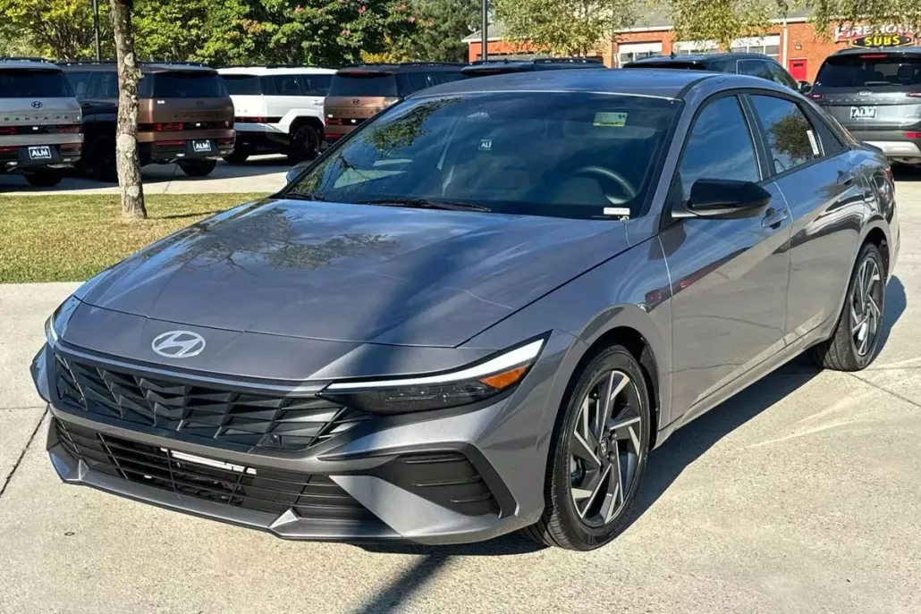 2025 Hyundai Elantra SEL Sport photo 1