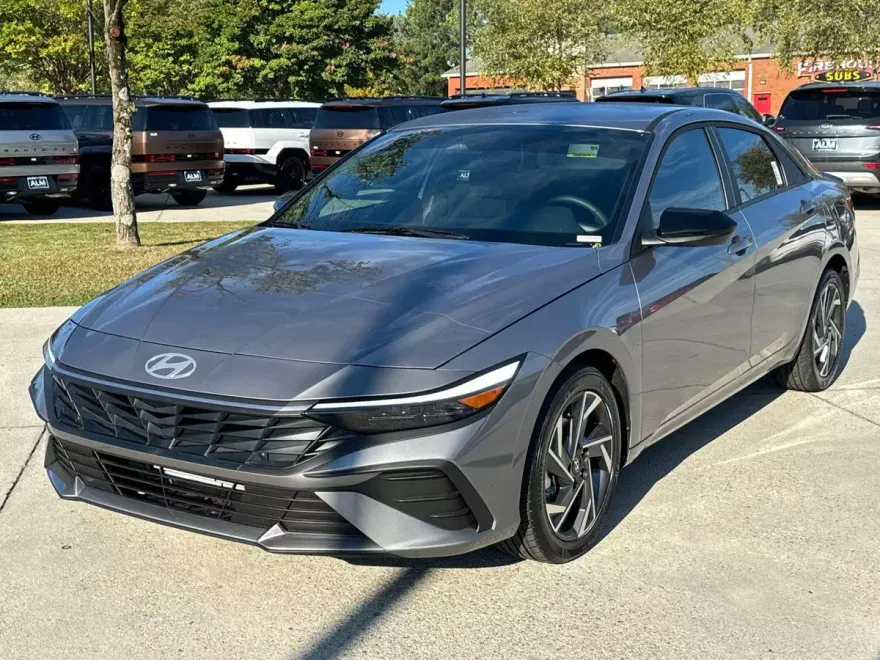 2025 Hyundai Elantra SEL Sport photo 1
