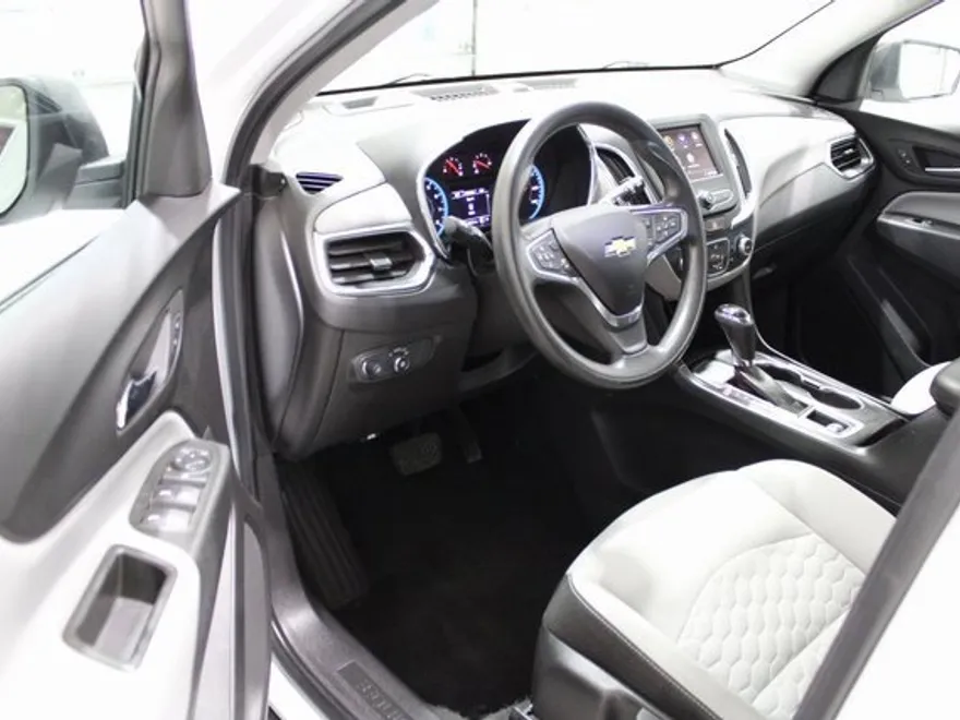 2020 Chevrolet Equinox LS photo 1