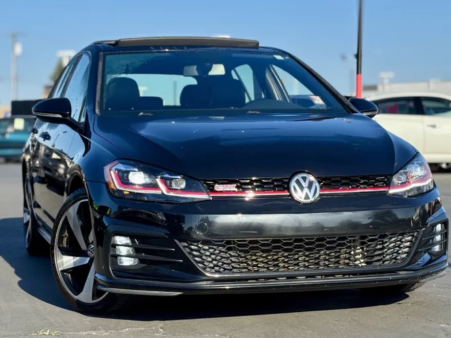 2019 Volkswagen Golf GTI SE photo 1