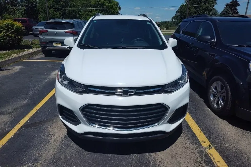 2022 Chevrolet Trax LT photo 1