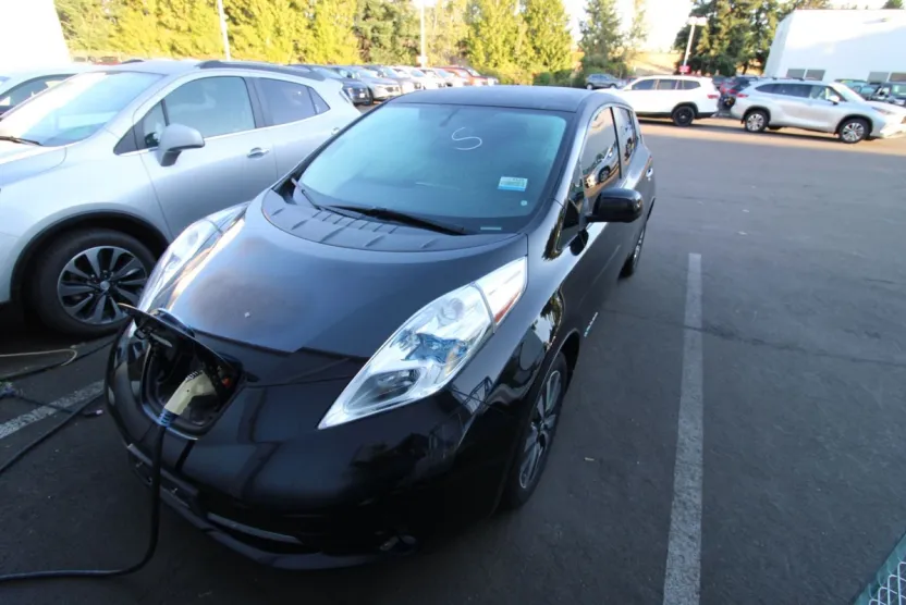 2017 Nissan Leaf SL photo 1