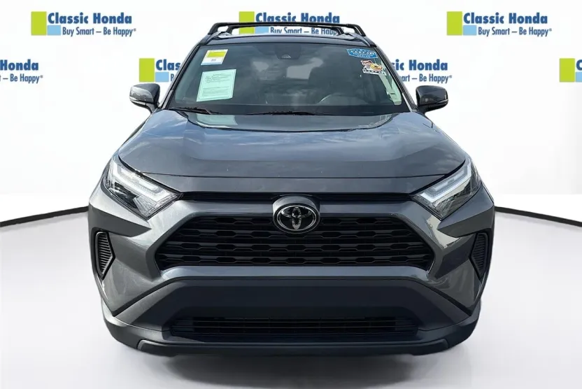 2022 Toyota RAV4 XLE photo 1
