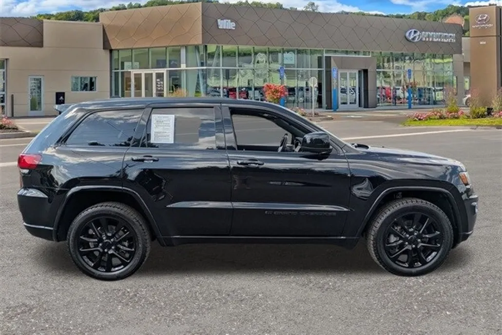 2022 Jeep Cherokee Laredo X photo 1