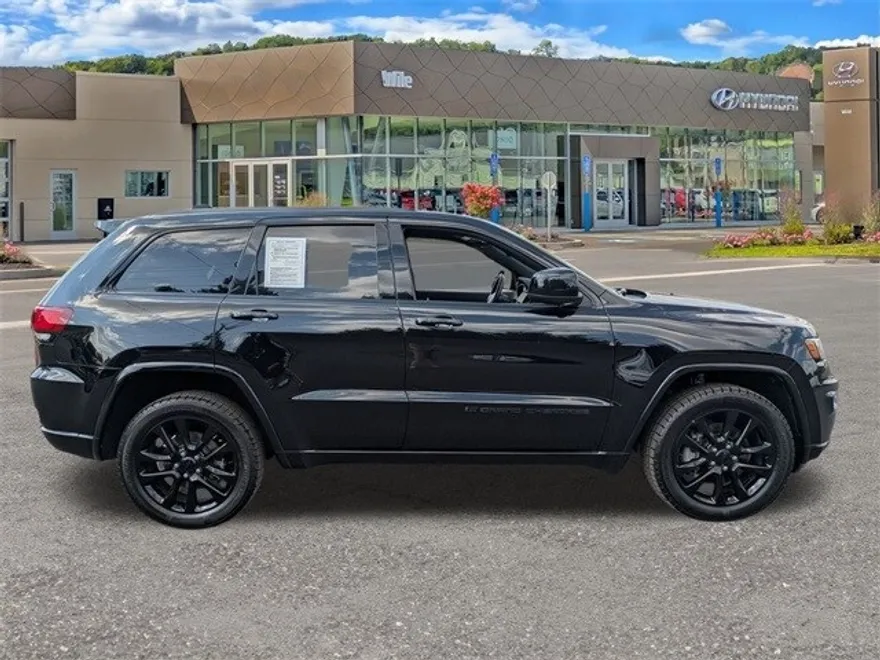 2022 Jeep Cherokee Laredo X photo 1
