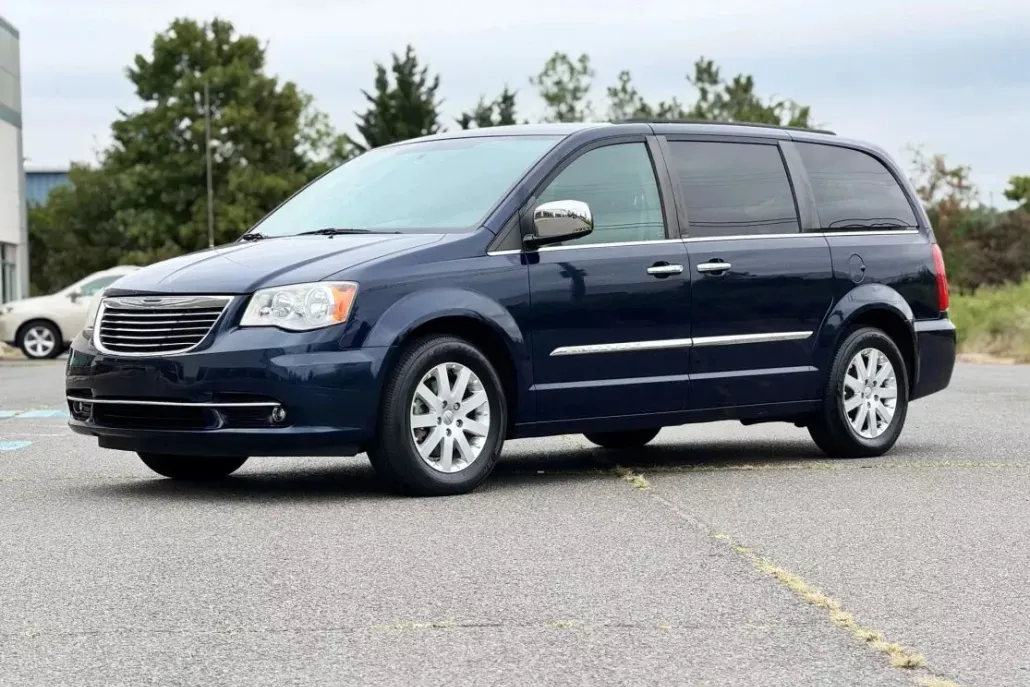 2012 Chrysler Town & Country photo 1