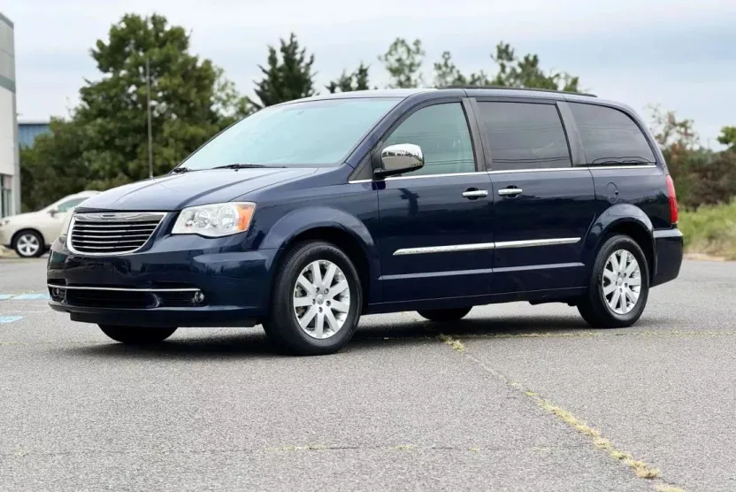 2012 Chrysler Town & Country photo 1