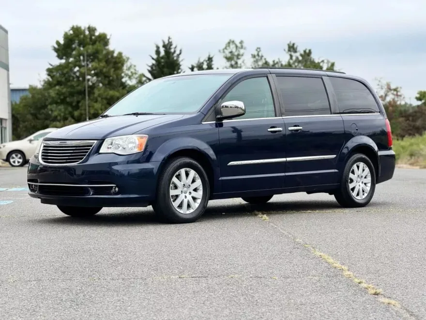 2012 Chrysler Town & Country photo 1