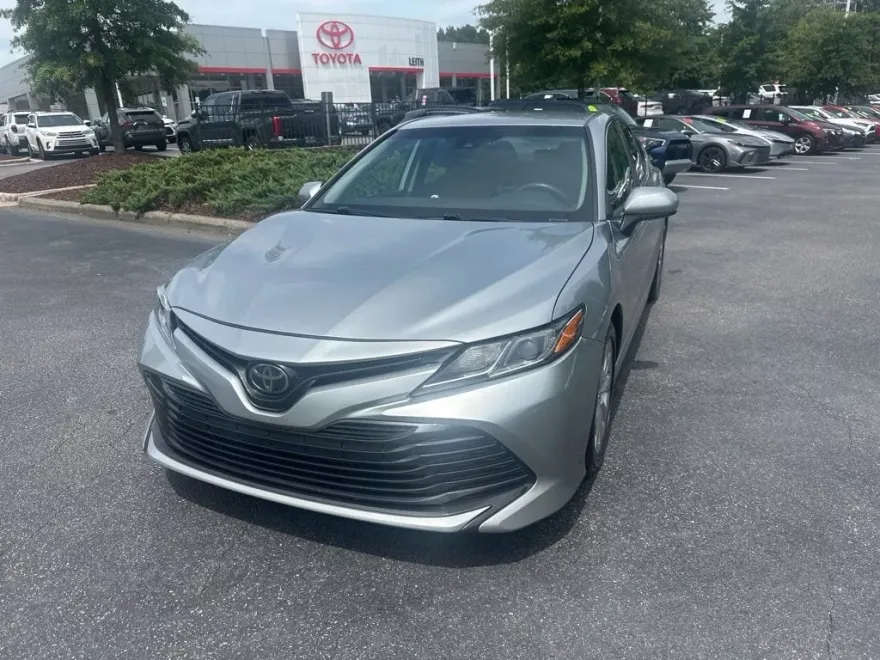 2019 Toyota Camry LE photo 1