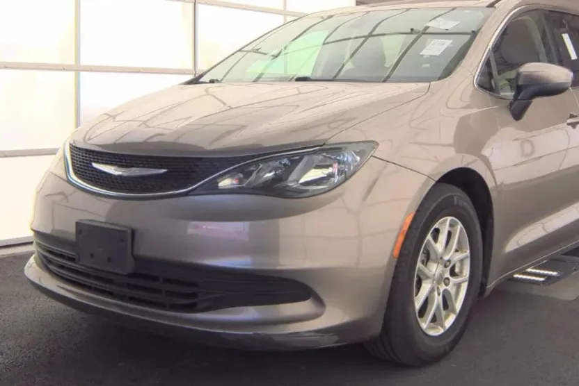 2017 Chrysler Pacifica LX photo 1