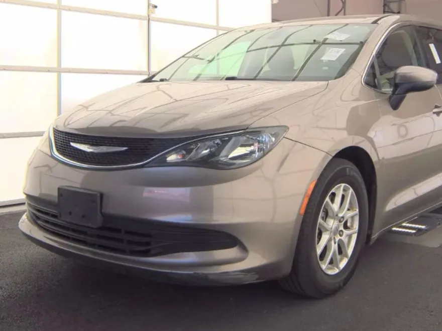 2017 Chrysler Pacifica LX photo 1