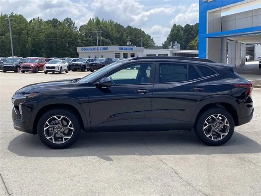 2025 Chevrolet Trax photo 1