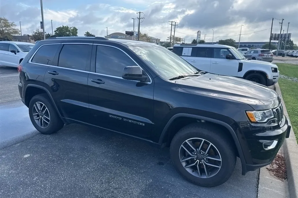 2019 Jeep Grand Cherokee Laredo E photo 1