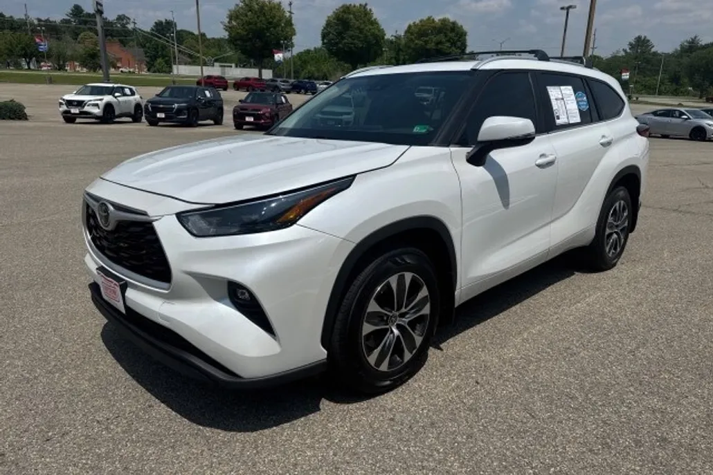 2023 Toyota Highlander XLE photo 1