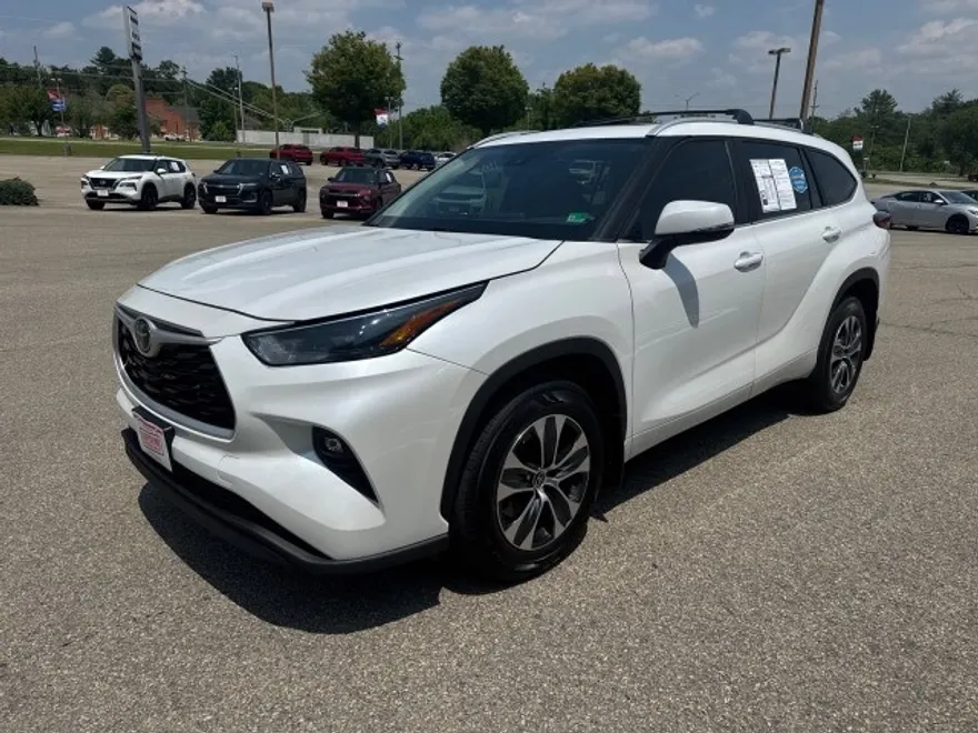 2023 Toyota Highlander XLE photo 1