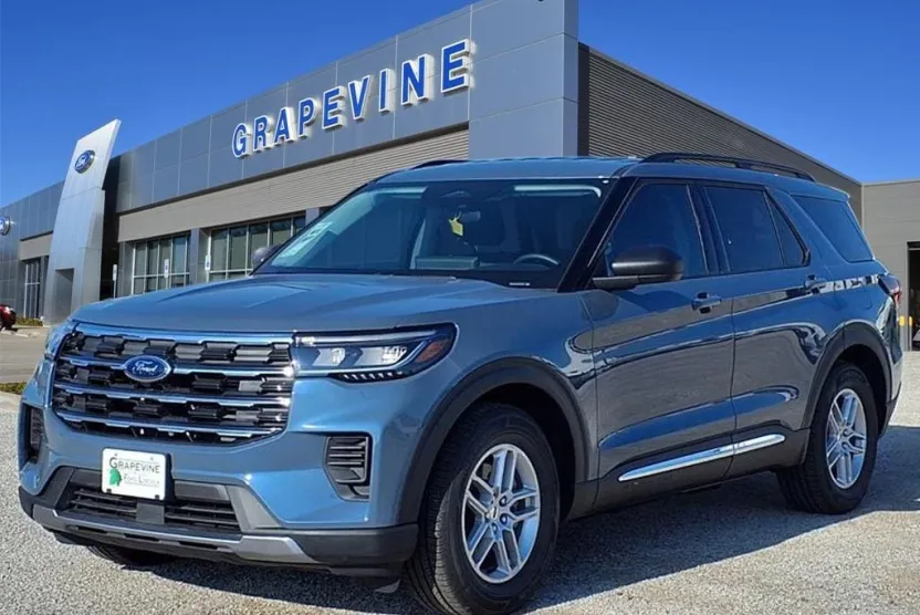 2025 Ford Explorer photo 1