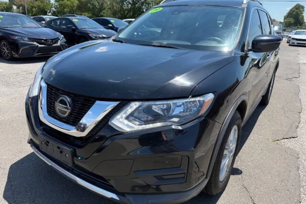 2019 Nissan Rogue SV photo 1