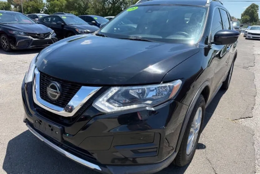 2019 Nissan Rogue SV photo 1