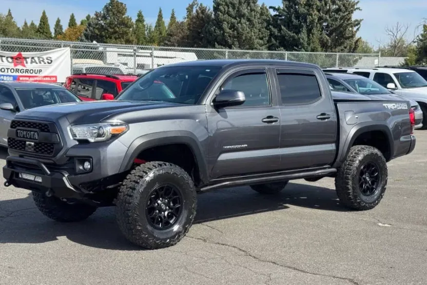 2019 Toyota Tacoma TRD Off-Road photo 1