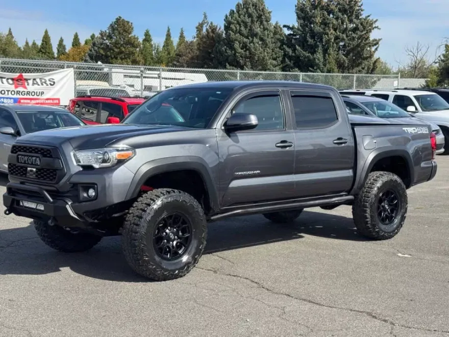 2019 Toyota Tacoma TRD Off-Road photo 1