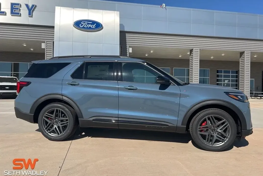 2025 Ford Explorer ST-Line photo 1