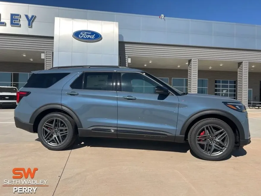 2025 Ford Explorer ST-Line photo 1