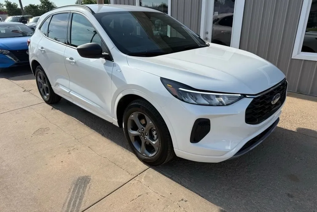 2023 Ford Escape ST-Line photo 1