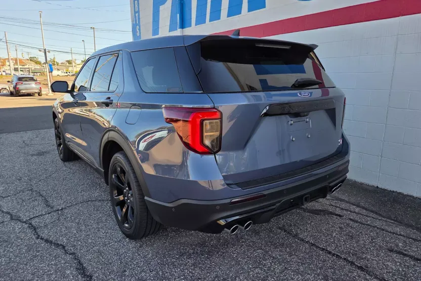 2021 Ford Explorer ST photo 1
