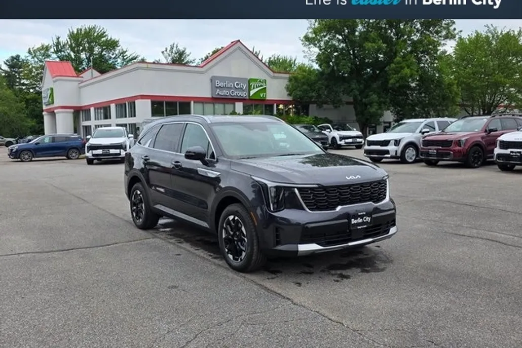 2025 Kia Sorento S photo 1