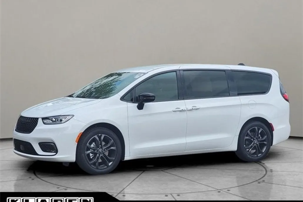 2026 Chrysler Pacifica photo 1
