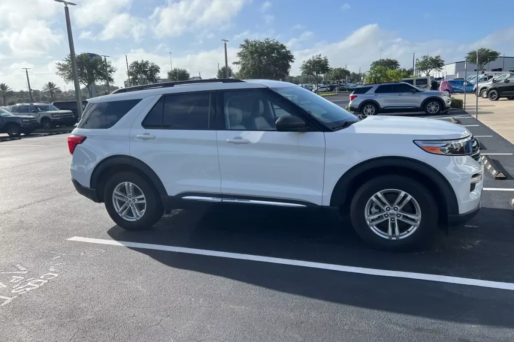 2023 Ford Explorer XLT photo 1