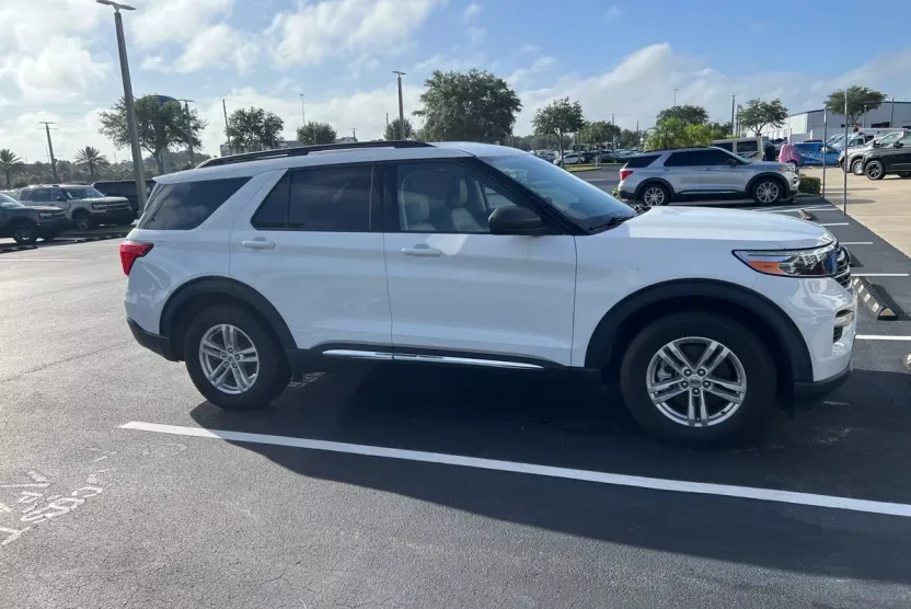 2023 Ford Explorer XLT photo 1