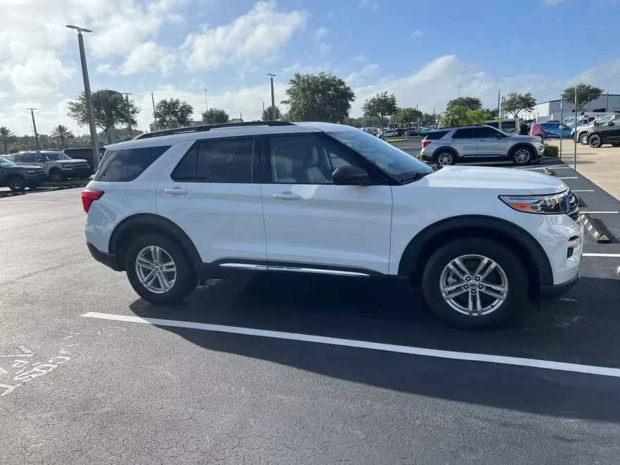 2023 Ford Explorer XLT photo 1