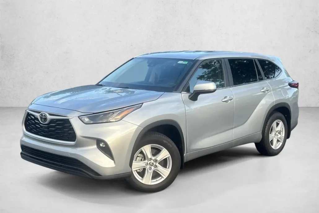 2024 Toyota Highlander LE photo 1