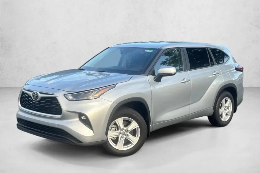 2024 Toyota Highlander LE photo 1