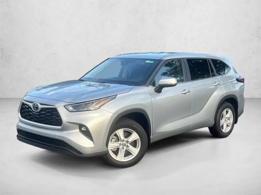 2024 Toyota Highlander LE photo 1