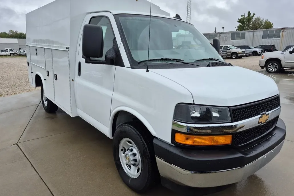 2025 Chevrolet Express 3500 Cutaway Van photo 1
